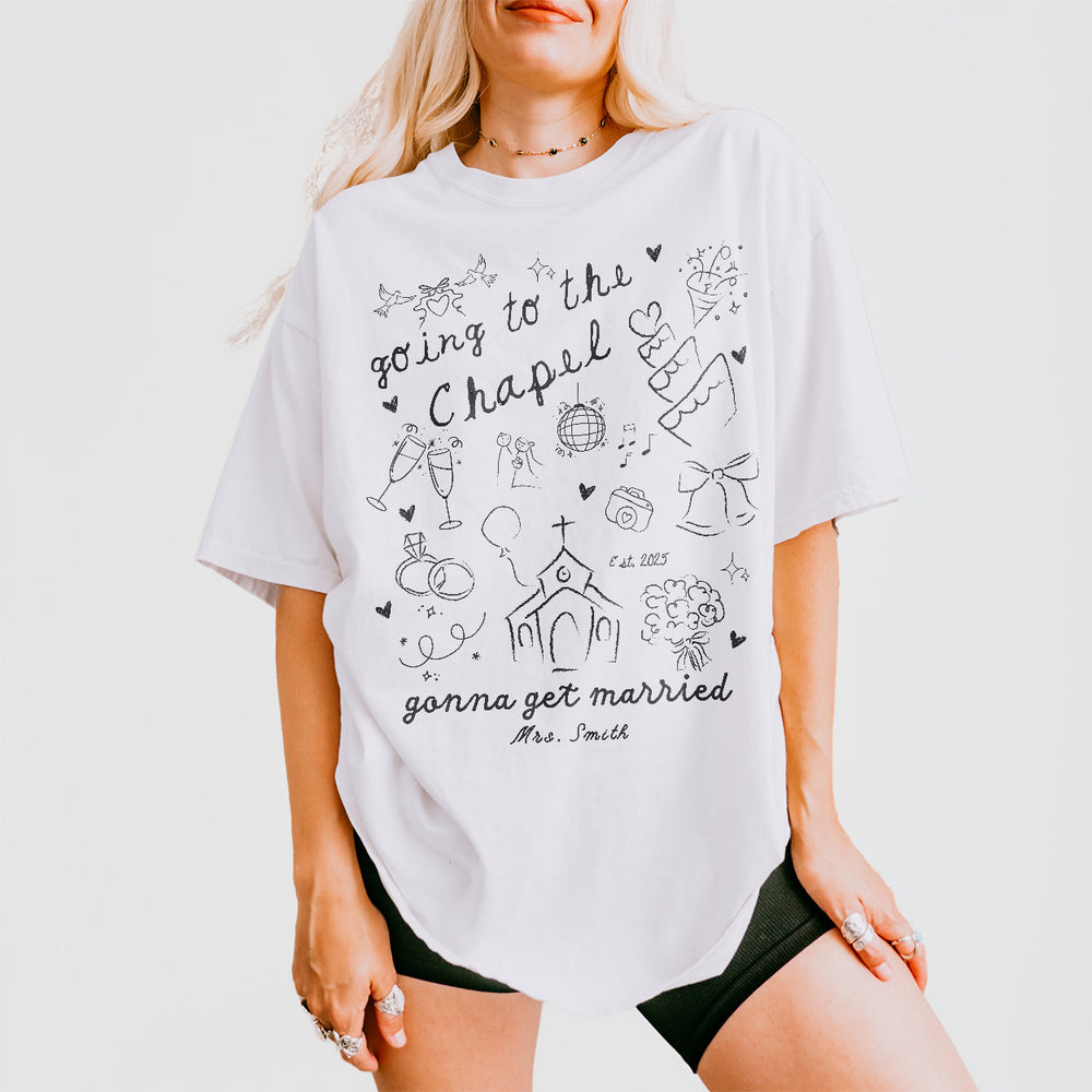 White cotton crewneck shirt for the bride-to-be with "Future Mrs" print, perfect as a newly engaged or bachelorette party gift