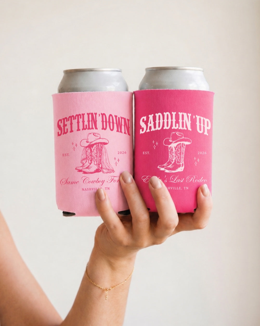 Gift idea for a western wedding couple: Settlin Down Saddlin Up can cooler with vintage serif typography and western illustration art, perfect for bridal shower or engagement party.